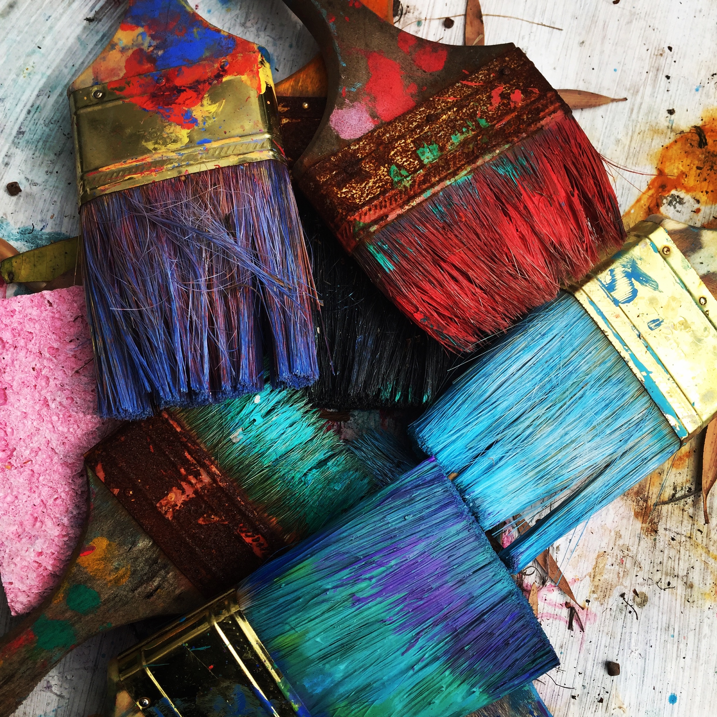 image of contrasting colors on paintbrushes to represent conflict in a group